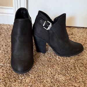 Daisy Fuentes Black Heeled Ankle Boots